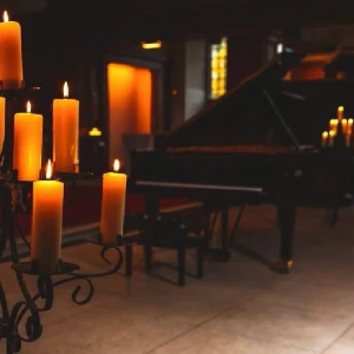 Mozart and Moonlight by Candlelight